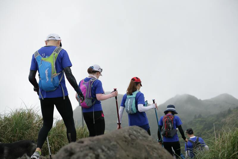 Nordic walking - czy warto chodzić z kijkami?